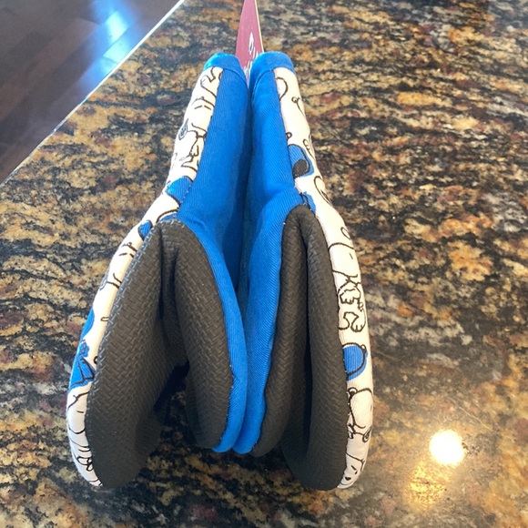 Peanuts Gang Mini Oven Mitts NWT
Blue Snoopy - Picture 3 of 4